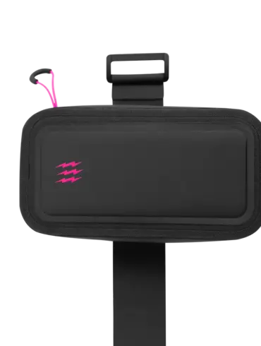 Schwarze Muc-Off Satteltasche mit pinkem Logo auf schwarzem Grund, gezeigt mit Befestigungsschlaufe.