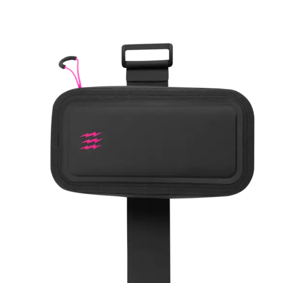 Schwarze Muc-Off Satteltasche mit pinkem Logo auf schwarzem Grund, gezeigt mit Befestigungsschlaufe.