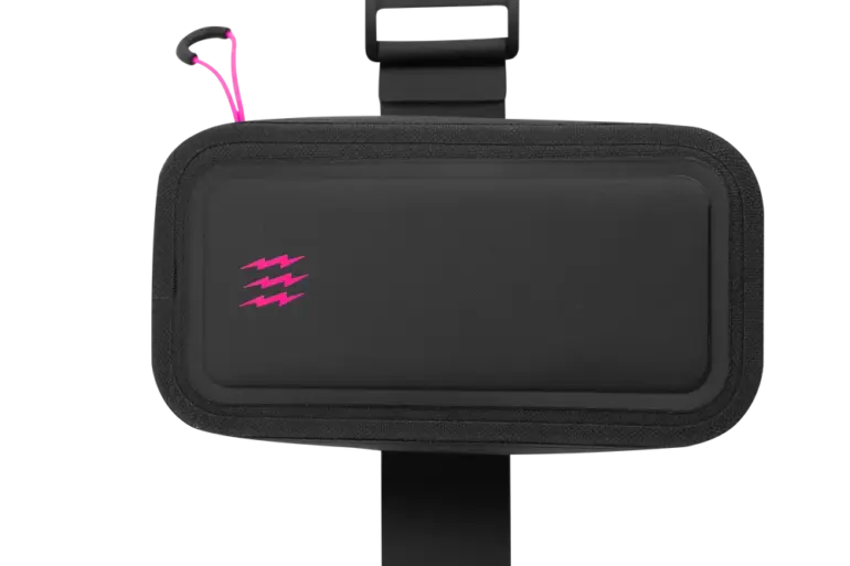 Schwarze Muc-Off Satteltasche mit pinkem Logo auf schwarzem Grund, gezeigt mit Befestigungsschlaufe.