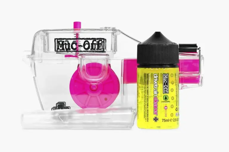 Produktfoto der Muc-Off X-3 Dirty Chain Machine mit einer Flasche Drivetrain Cleaner