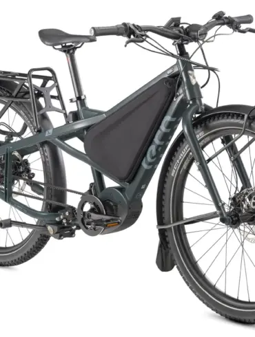 Ein dunkelgrünes Tern Orox R14 Elektro-Cargo-Bike mit breiten Reifen, Vorder- und Hinterradgepäckträger, einem integrierten Akku und einem Bosch Performance Line CX Motor. Das Fahrrad ist auf weißem Hintergrund isoliert.