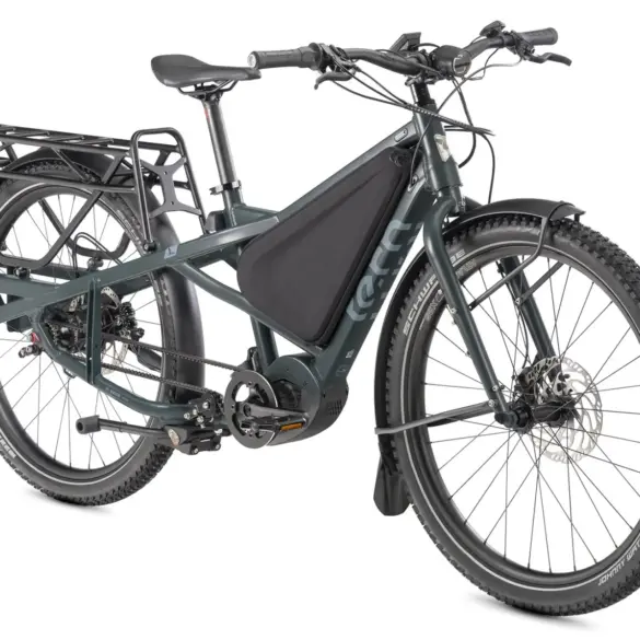 Ein dunkelgrünes Tern Orox R14 Elektro-Cargo-Bike mit breiten Reifen, Vorder- und Hinterradgepäckträger, einem integrierten Akku und einem Bosch Performance Line CX Motor. Das Fahrrad ist auf weißem Hintergrund isoliert.