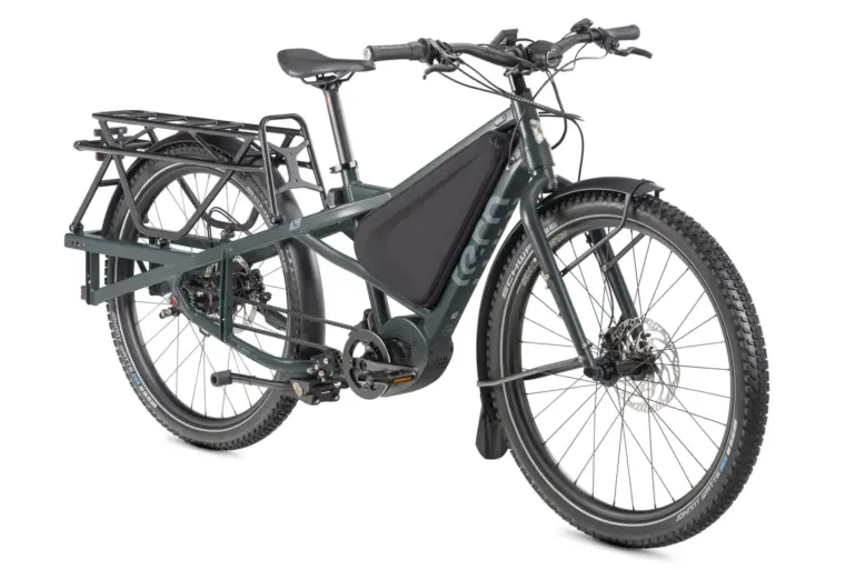 Ein dunkelgrünes Tern Orox R14 Elektro-Cargo-Bike mit breiten Reifen, Vorder- und Hinterradgepäckträger, einem integrierten Akku und einem Bosch Performance Line CX Motor. Das Fahrrad ist auf weißem Hintergrund isoliert.