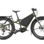 Seitenansicht eines grünen Tern Orox S12 E-Cargo-Bikes mit breiten Reifen und Gepäckträgern vor weißem Hintergrund.