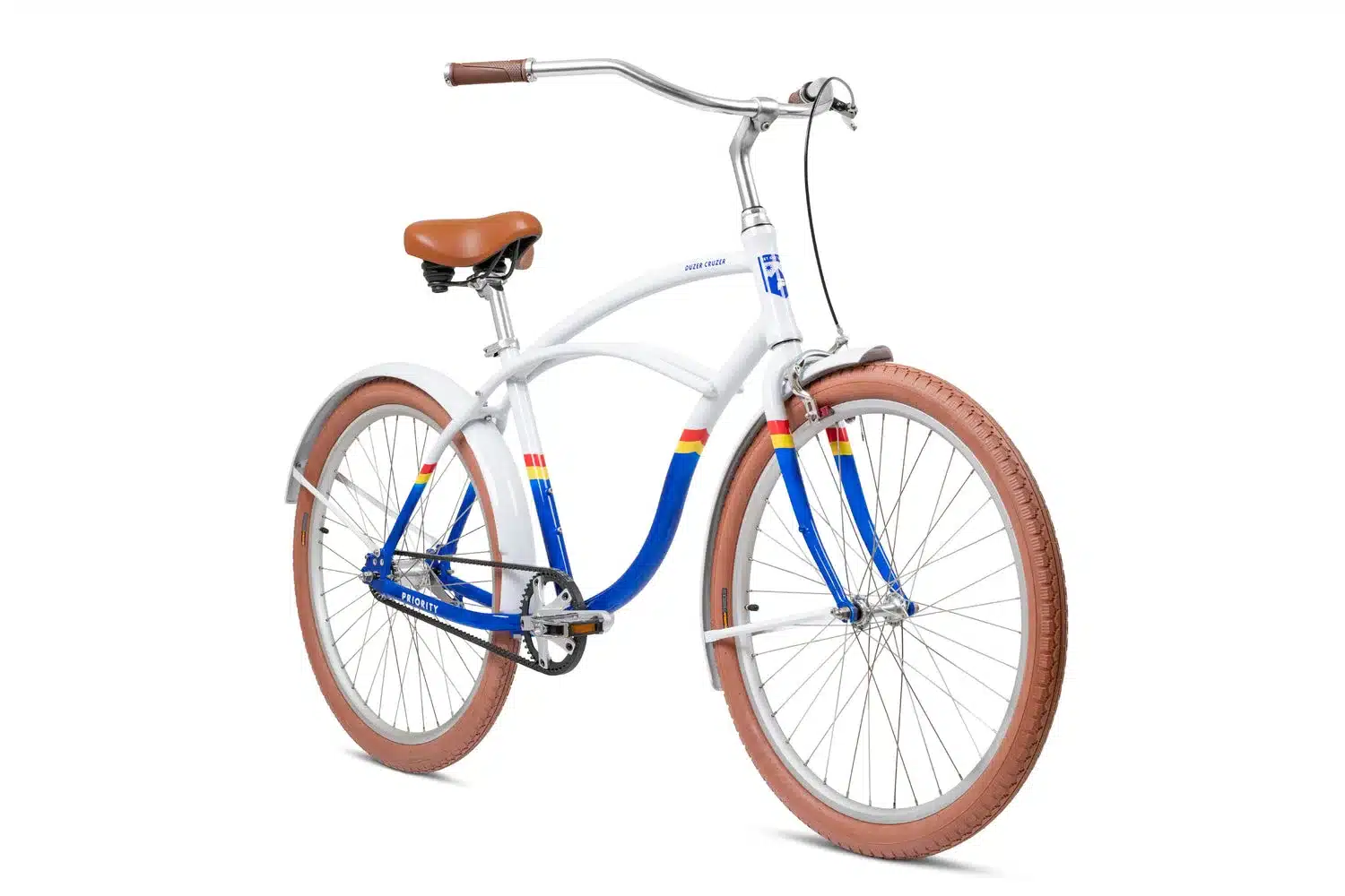 Ein weißes Priority Duzer Cruzer Fahrrad mit doppeltem Oberrohr und braunen Reifen, präsentiert im Studio.