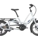 Seitliche Ansicht eines hellgrauen Tern Quick Haul Long D9 Cargobikes mit Gepäckträger und Bosch-Antrieb