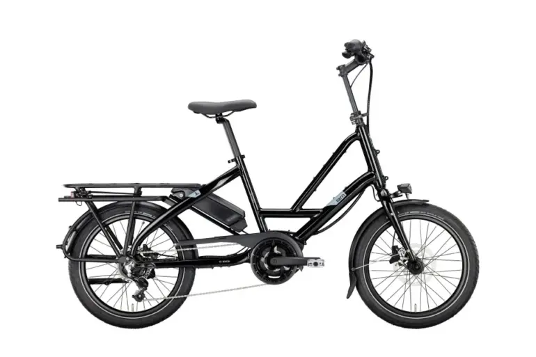 Seitliche Ansicht des schwarzen Tern Quick Haul P5i Lasten-E-Bikes mit Bosch-Motor und Akku.