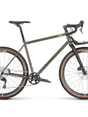 Seitenansicht eines ROSE Hobo Dropbar Gravelbikes in Mattgrün, ausgestattet mit einem Frontträger.