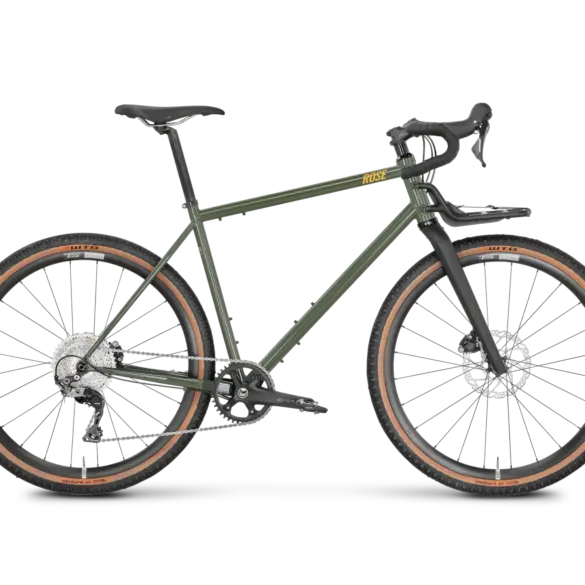 Seitenansicht eines ROSE Hobo Dropbar Gravelbikes in Mattgrün, ausgestattet mit einem Frontträger.