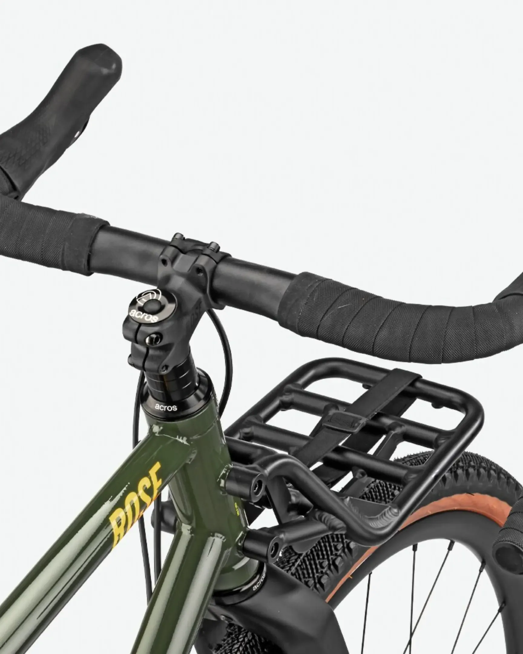 Detailaufnahme des vorderen Teils eines grünen ROSE Hobo Dropbar Fahrrads, das einen schwarzen Lenker mit Griffband und einen stabilen schwarzen Frontträger zeigt.