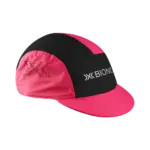 Eine X-BIONIC Running Cap in Schwarz und Pink mit dem X-BIONIC Logo.