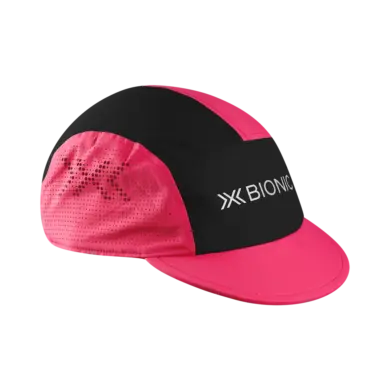 Eine X-BIONIC Running Cap in Schwarz und Pink mit dem X-BIONIC Logo.