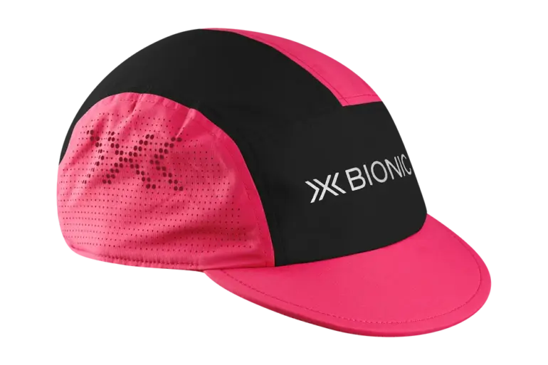 Eine X-BIONIC Running Cap in Schwarz und Pink mit dem X-BIONIC Logo.