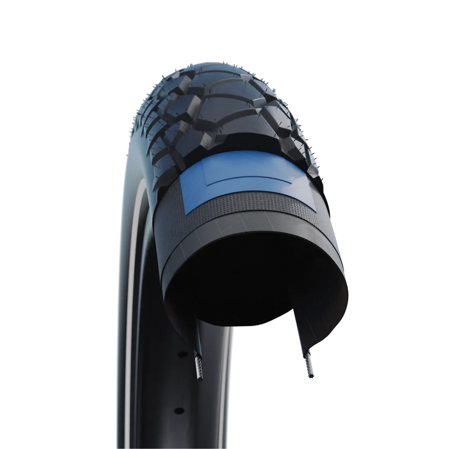 Schnittansicht eines Fahrradreifens, der den profilierten Laufstreifen, eine blaue Pannenschutzeinlage und die mehrschichtige Karkasse zeigt.