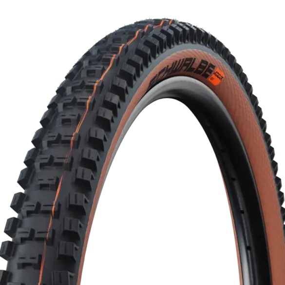 Nahaufnahme eines Schwalbe Big Betty Fahrradreifens mit brauner Seitenwand und schwarzem Profil auf einem Felgenrand.