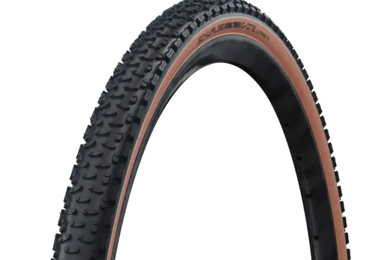 Schwalbe G-One Ultrabite Gravelreifen mit aggressivem Profil und brauner Seitenwand.