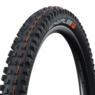 Nahaufnahme des Schwalbe Magic Mary Reifens mit orangefarbenen Akzenten und grobstolligem Profil, geeignet für Downhill und Enduro.