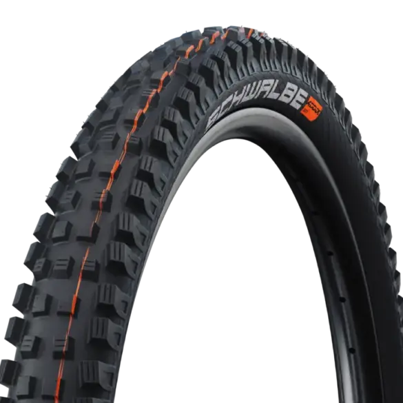 Nahaufnahme des Schwalbe Magic Mary Reifens mit orangefarbenen Akzenten und grobstolligem Profil, geeignet für Downhill und Enduro.