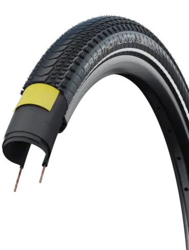 Ein aufgeschnittener Schwalbe Marathon Almotion Tourenreifen, der die Profilierung, die Seitenwand mit "MARATHON ALMOTION E-25" Schriftzug, den pannenschützenden V-Guard und die Karkasse zeigt.