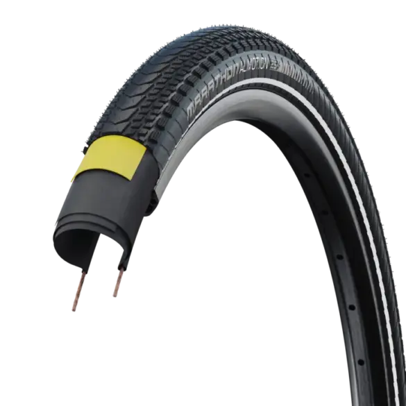 Ein aufgeschnittener Schwalbe Marathon Almotion Tourenreifen, der die Profilierung, die Seitenwand mit "MARATHON ALMOTION E-25" Schriftzug, den pannenschützenden V-Guard und die Karkasse zeigt.