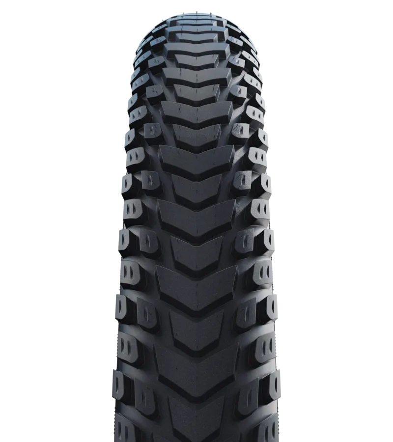 Detailaufnahme des Profils eines schwarzen Schwalbe Marathon Mondial Fahrradreifens mit breiten, aggressiven Stollen.