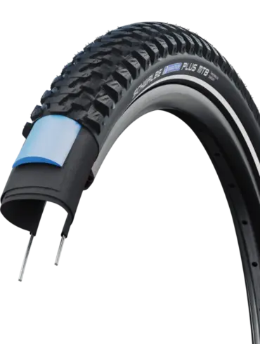 Schnittansicht eines Schwalbe Marathon Plus MTB Fahrradreifens, der die robuste Karkasse und die blaue SmartGuard-Schutzschicht zeigt.
