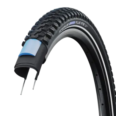 Schnittansicht eines Schwalbe Marathon Plus MTB Fahrradreifens, der die robuste Karkasse und die blaue SmartGuard-Schutzschicht zeigt.