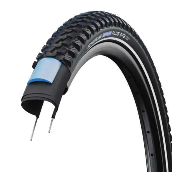 Schnittansicht eines Schwalbe Marathon Plus MTB Fahrradreifens, der die robuste Karkasse und die blaue SmartGuard-Schutzschicht zeigt.