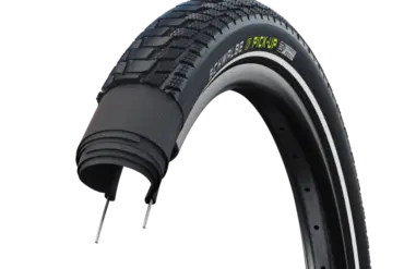 Schwalbe Pick-Up Fahrradreifen, Draufsicht, detailliertes Profil und Karkassenstruktur, schwarzer Reifen mit gelbem Schriftzug und weißem Reflexstreifen.