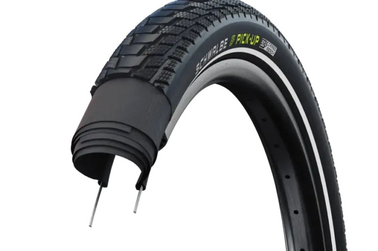 Schwalbe Pick-Up Fahrradreifen, Draufsicht, detailliertes Profil und Karkassenstruktur, schwarzer Reifen mit gelbem Schriftzug und weißem Reflexstreifen.