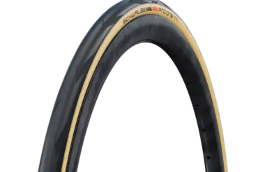 Schwalbe Pro One TT Reifen mit hellbrauner Seitenwand und schwarzem Profil.