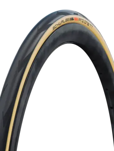 Schwalbe Pro One TT Reifen mit hellbrauner Seitenwand und schwarzem Profil.