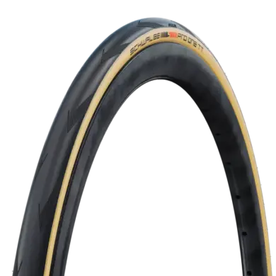 Schwalbe Pro One TT Reifen mit hellbrauner Seitenwand und schwarzem Profil.