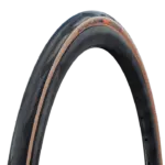 Nahaufnahme eines Schwalbe Pro One Tubeless Rennradreifens, der seine markante transparente Seitenwand und die schwarze Lauffläche zeigt.