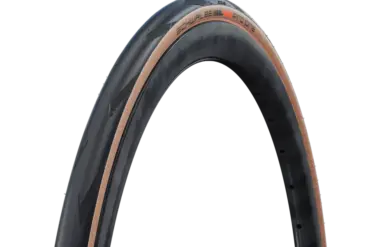 Nahaufnahme eines Schwalbe Pro One Tubeless Rennradreifens, der seine markante transparente Seitenwand und die schwarze Lauffläche zeigt.