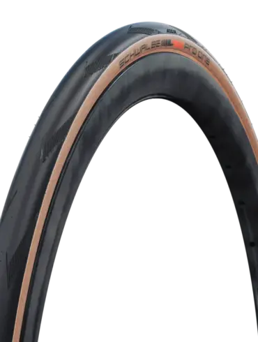 Nahaufnahme eines Schwalbe Pro One Tubeless Rennradreifens, der seine markante transparente Seitenwand und die schwarze Lauffläche zeigt.