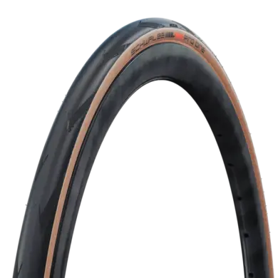 Nahaufnahme eines Schwalbe Pro One Tubeless Rennradreifens, der seine markante transparente Seitenwand und die schwarze Lauffläche zeigt.