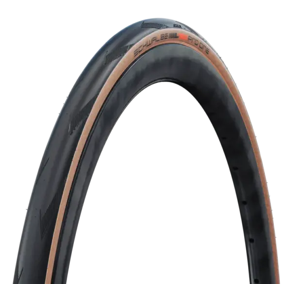 Nahaufnahme eines Schwalbe Pro One Tubeless Rennradreifens, der seine markante transparente Seitenwand und die schwarze Lauffläche zeigt.