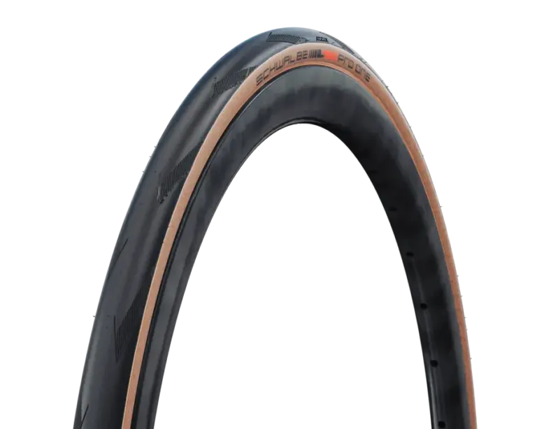 Nahaufnahme eines Schwalbe Pro One Tubeless Rennradreifens, der seine markante transparente Seitenwand und die schwarze Lauffläche zeigt.