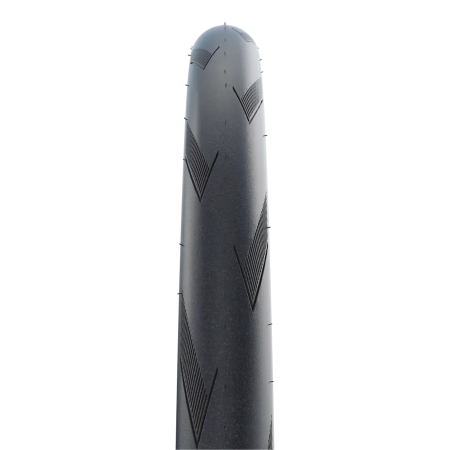 Ein Schwalbe Pro One Tubeless Rennradreifen von vorne gesehen, mit seinem charakteristischen V-förmigen Profil.