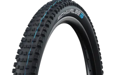 Detailansicht des Schwalbe Wicked Will Mountainbike-Reifens mit seinem markanten Profil und blauen Akzenten