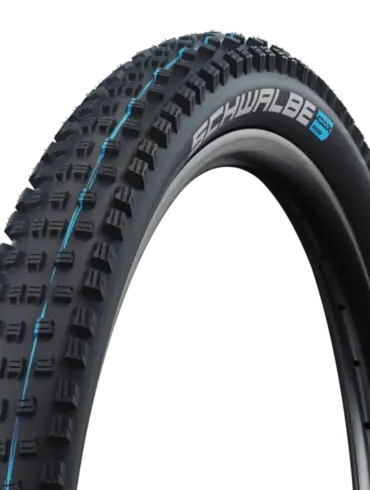 Detailansicht des Schwalbe Wicked Will Mountainbike-Reifens mit seinem markanten Profil und blauen Akzenten