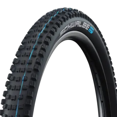 Detailansicht des Schwalbe Wicked Will Mountainbike-Reifens mit seinem markanten Profil und blauen Akzenten