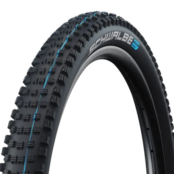 Detailansicht des Schwalbe Wicked Will Mountainbike-Reifens mit seinem markanten Profil und blauen Akzenten