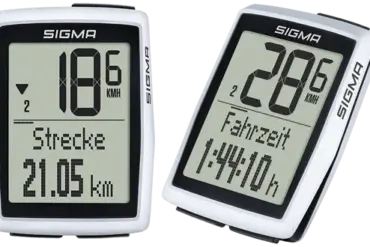 Zwei weiße SIGMA BC 12.0 WL Fahrradcomputer mit großen Displays, die Fahrinformationen wie Geschwindigkeit, Strecke und Fahrzeit anzeigen.