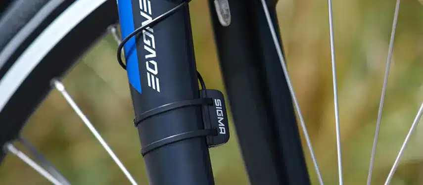 SIGMA BC 12.0 WR Fahrradtacho Geschwindigkeitssensor montiert an Fahrradgabel.