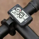 Sigma ROX 2.0 ENDURANCE Fahrradcomputer mit Anzeige von Geschwindigkeit und Distanz, montiert an einem Fahrradlenker.