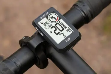 Sigma ROX 2.0 ENDURANCE Fahrradcomputer mit Anzeige von Geschwindigkeit und Distanz, montiert an einem Fahrradlenker.