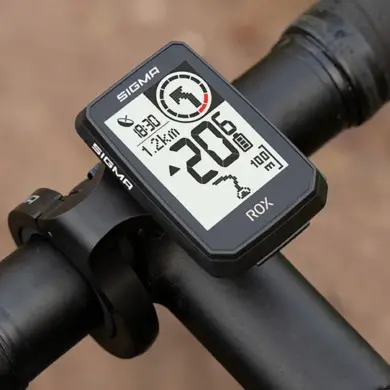 Sigma ROX 2.0 ENDURANCE Fahrradcomputer mit Anzeige von Geschwindigkeit und Distanz, montiert an einem Fahrradlenker.