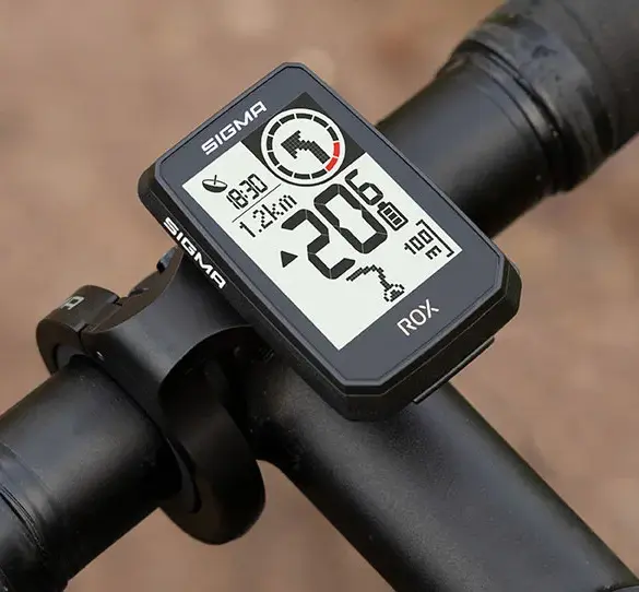 Sigma ROX 2.0 ENDURANCE Fahrradcomputer mit Anzeige von Geschwindigkeit und Distanz, montiert an einem Fahrradlenker.